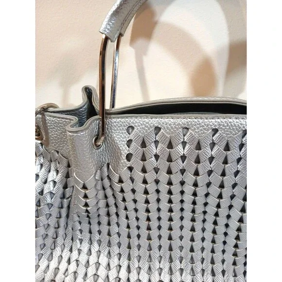 SANDRA ROBERTS SQUARED - METALLIC SILVER WOVEN DESIGN HANDBAG 11Wx11Hx5.5D - Picture 3 of 7